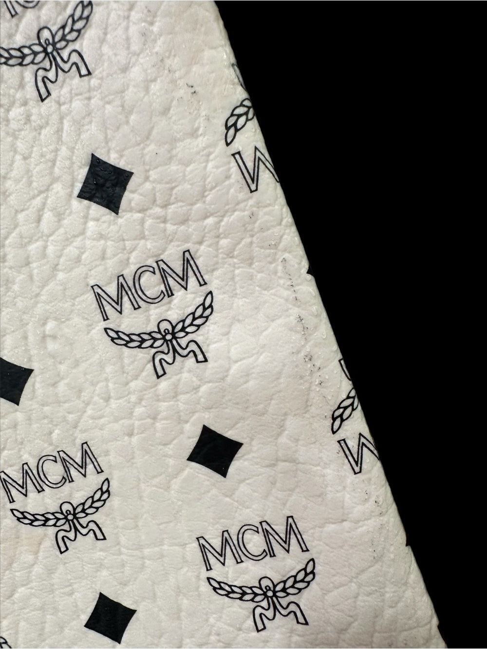 MCM Cream Zip Pouch with Red Kiss Print 💋 - Picture 5 of 7